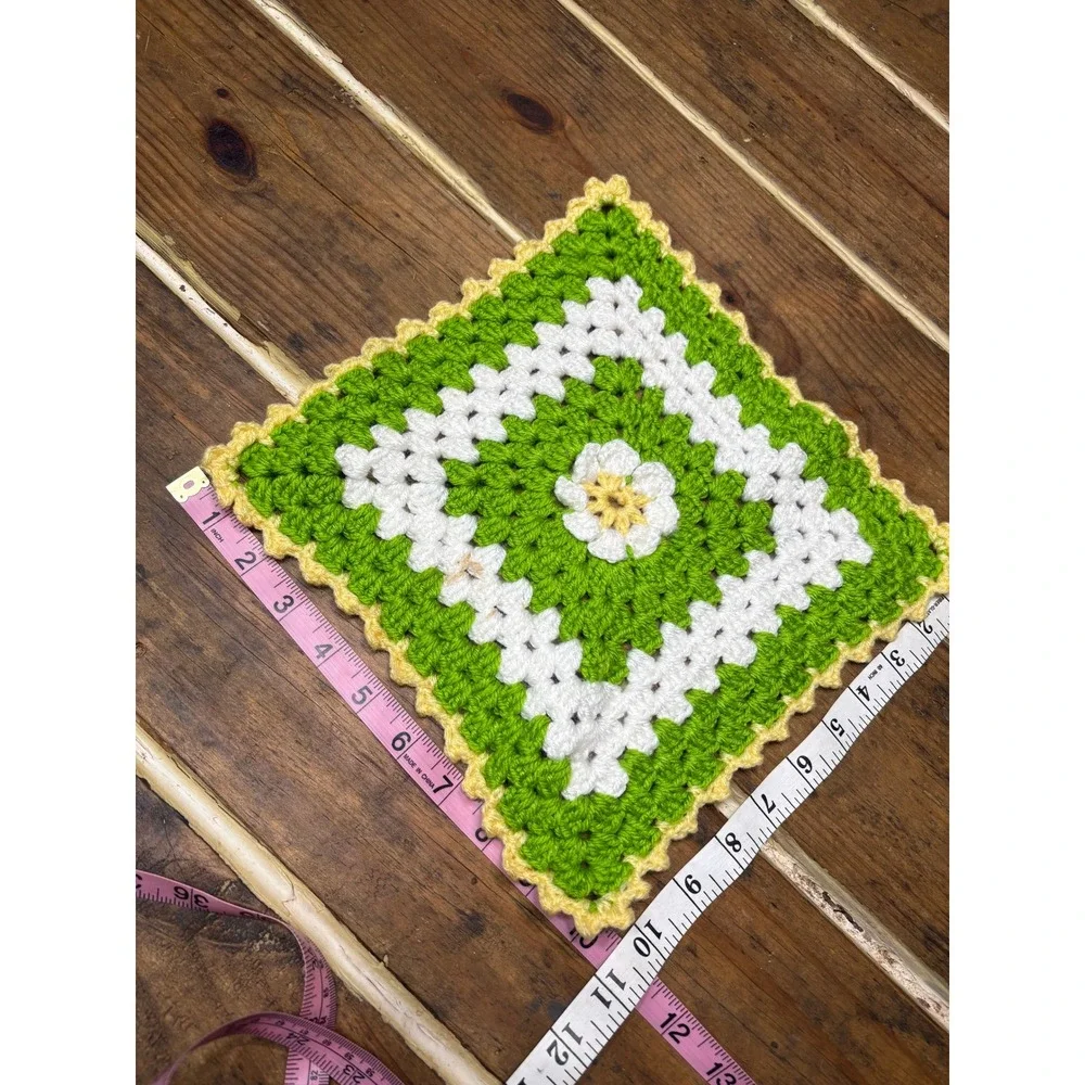 Vintage Handmade Crochet Granny Square Potholder Green White Daisy Flower 7.5in